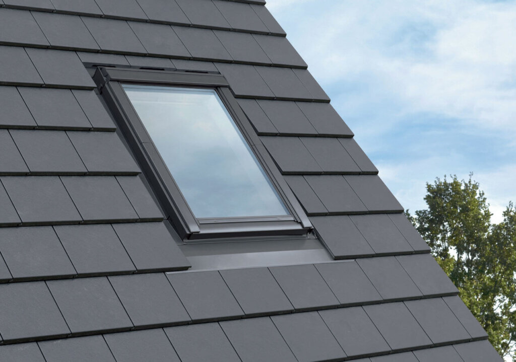 Montaż okien dachowych w pokryciach z płaską dachówką