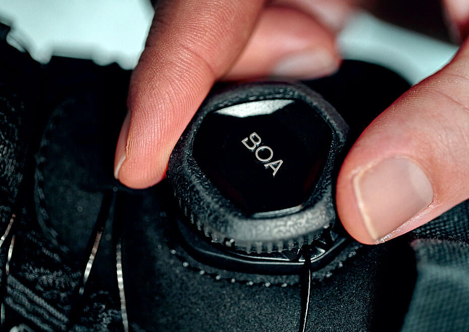 Fot. 4. Wystarczy jeden ruch i dzięki inteligentnemu systemowi zamknięcia Boa® buty są zapięte. Sznurowadła są niepotrzebne, co pozwala na uniknięcie potknięć. Fot. © ELTEN GmbH.