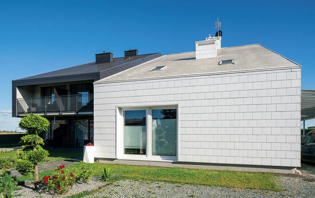 Płytka małoformatowa CEDRAL na kominie, dachu i elewacji Pensjonatu Spokojne Wczasy, Mielno