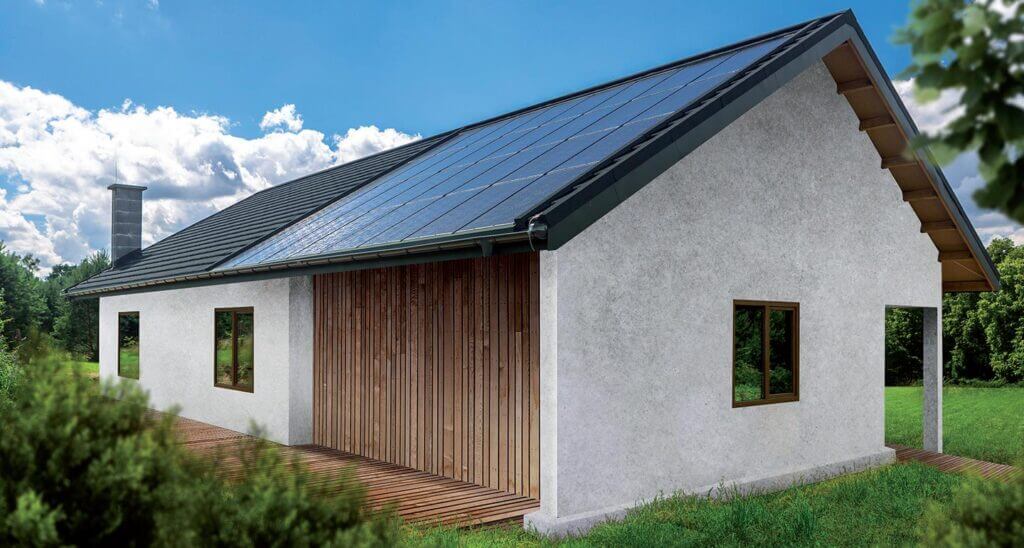 Dach solarny SunRoof połą czony z tradycyjną dachó wką .