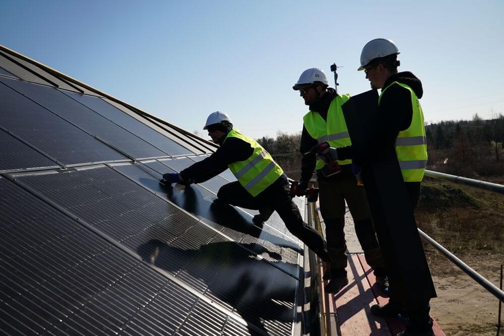 Dekarze Przyszłości budują pierwszy dach solarny w Polsce