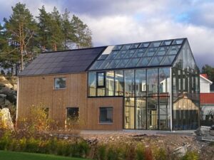 Nowoczesna willa w Szwecji z dachem solarnym SunRoof