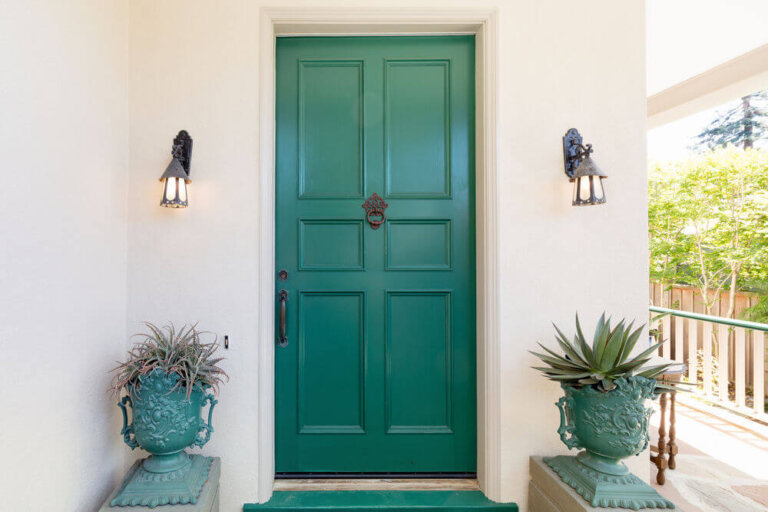 Kolorowy zawrót głowy – jak wybrać kolor drzwi zewnętrznych do domu