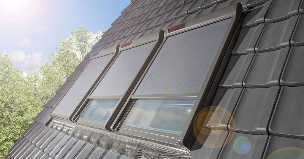 Nowoczesne przesłony idealnie pasują do estetyki okien i można je podłączyć do domowej sieci sterowania, przy czym modele solarne nawet nie wymagają doprowadzenia prądu.