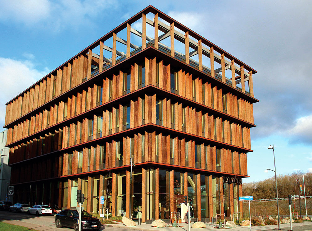Fot. 2. „NODI” Nya Hovås, Göteborg – budynek biurowy z częścią handlową w parterze (fot. E.I. Kotwica).