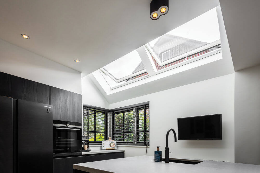 Dzięki oknom dachowym kuchnia na poddaszu może zostać szybko przewietrzona. Białe poliuretanowe wykończenie profili jest estetyczne i łatwe w pielęgnacji (fot. FAKRO)