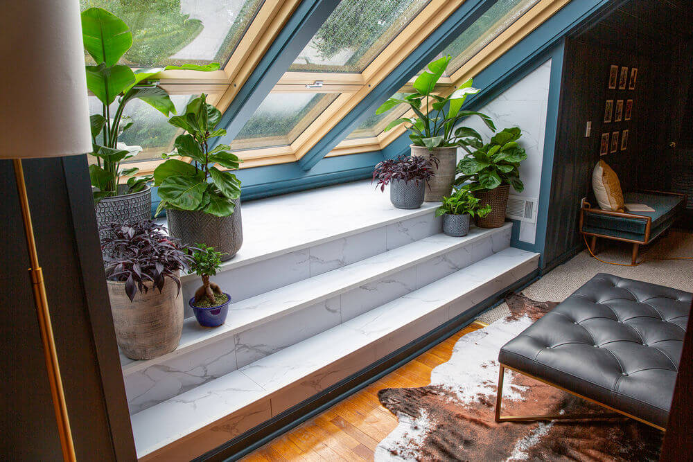 Okno balkonowe jest wykończone bezbarwnym akrylem, odsłaniającym naturalną strukturę i kolor drewna, co z pewnością docenią wielbiciele klasyki (fot. FAKRO)
