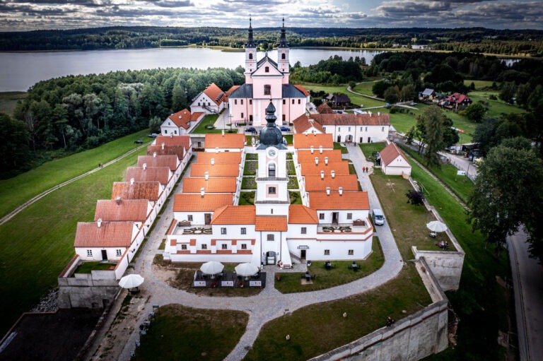 Renowacja pokrycia dachu Klasztoru w Wigrach dachówka Roben (6)